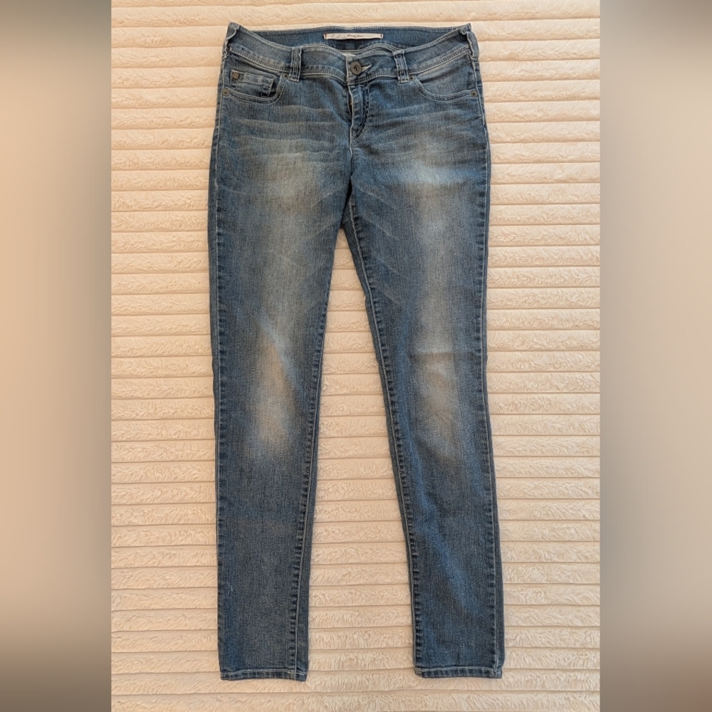 💜 3/$30 - Distressed Blue Skinny Jeans